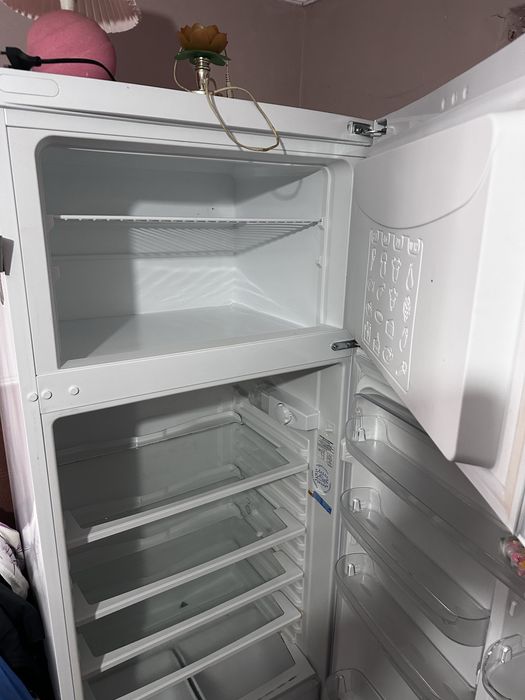 Vând frigider cu congelator Indesit  TAA5 aproape nou