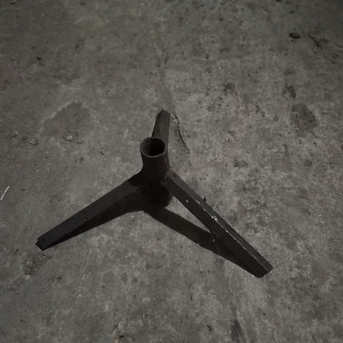 Подставка тренога  под ёлку