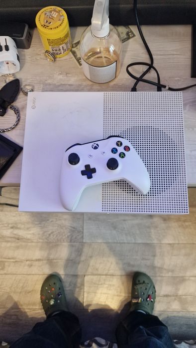 8 GBx box one s
CPU
AMD Scorpio Engine 8-core, 8-core Custom AMD CPU c