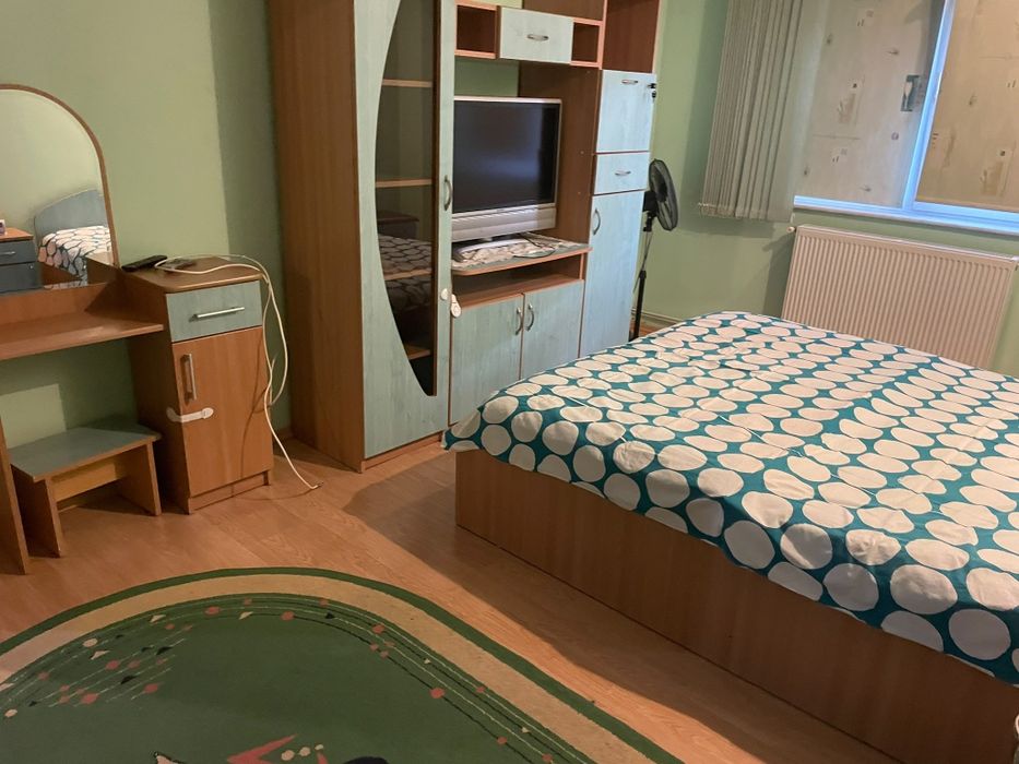 Inchiriez ap 2 camere zona centrala  mobilat  si  utilat    solocit seriozite PRETU ESTE  DE  300. DE EURO   + 300  EURO  GAR   EXCLUS  INTERMEDIARI
