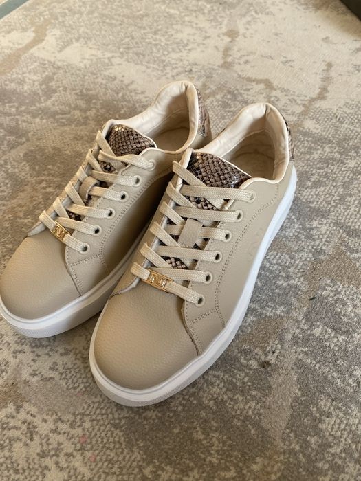 Продается обувь.