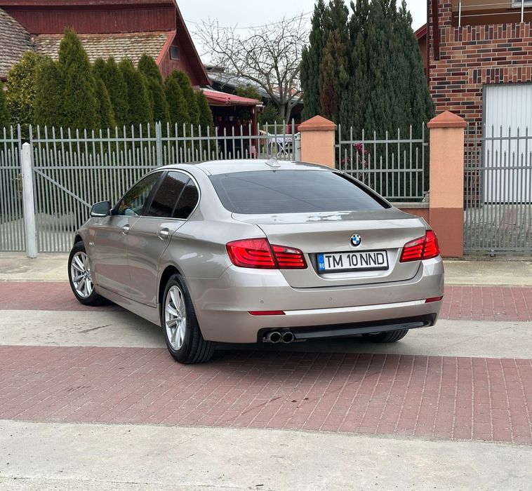 Bmw f10 520i 2.0 benzina an 2012 automat unic proprietar fiscal pe loc 

Dublu Climatronic functional 
Padele volan
Sistem start stop
Faruri bi-xenon