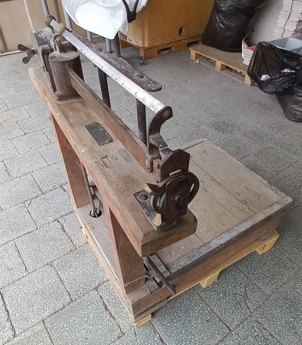 Стар  дървен  кантар на около 100г. 250€