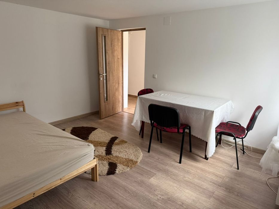 Închiriez casa la curte