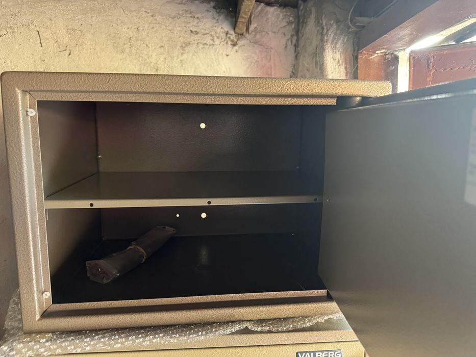 Продам сейф б/у .