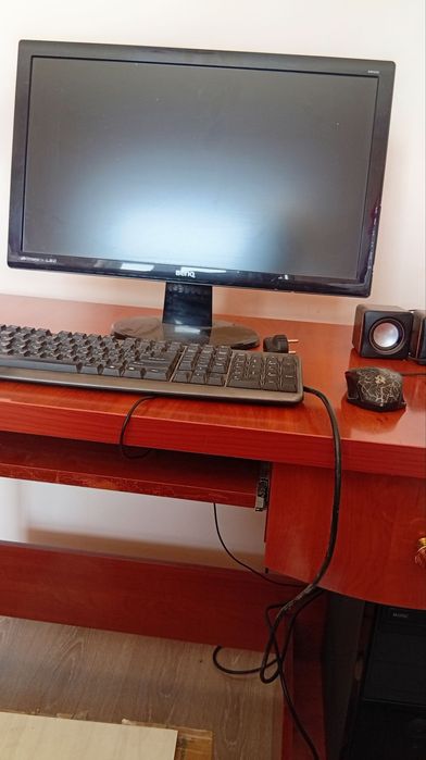 Продаётся компьютерный стол в комплекте с монитором, колонками, систем