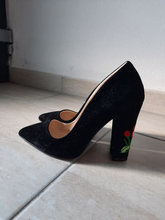 Pantofii stiletto cu broderie pe toc