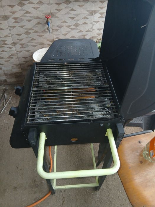 Vând gratar pe gaz!