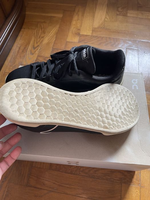 Продам кроссовки Adidas. В отличном состоянии.Размер 42