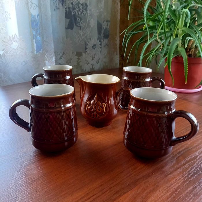 Продаю 4 кружки и молочник