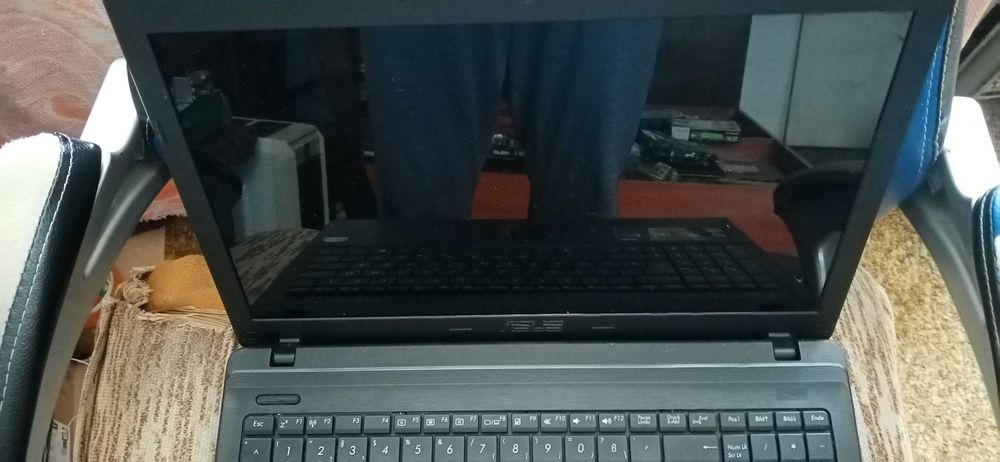 Продавам Лап топ asus