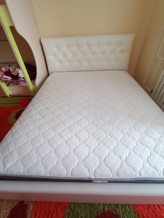 Двуспальняя кровать