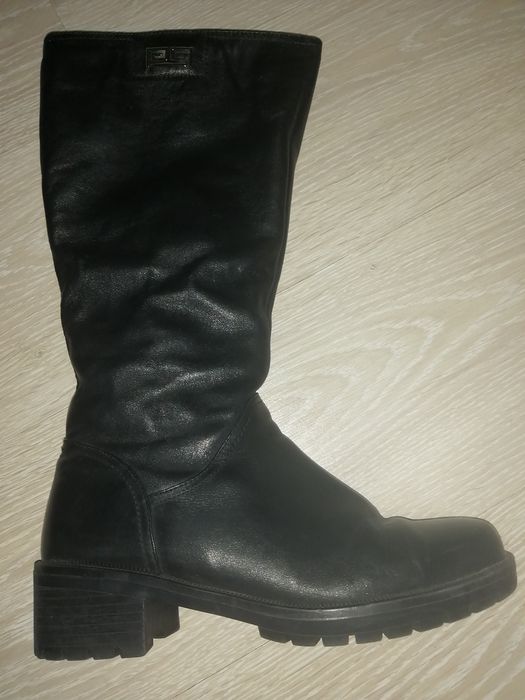 Продам женские кожаные сапоги