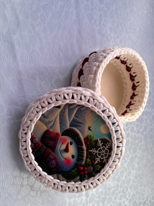 Ръчно изплетени коледни панерчета с капак