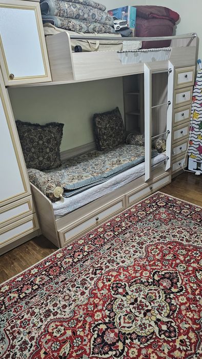 Детская кровать 2 ярусный и стол для учебы