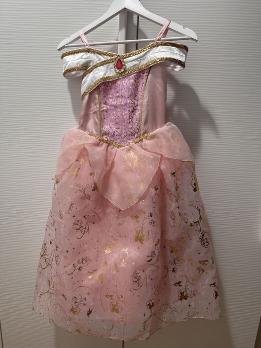 Costum Aurora nou, marimea 130-145 cm, pantofi marimea 31-32, bagheta