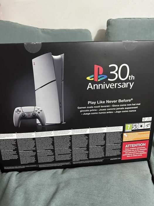 PlayStation 5 30th Anniversary Limited Edition Bundle + 2 броя лимитирани контролери и зарядна станция