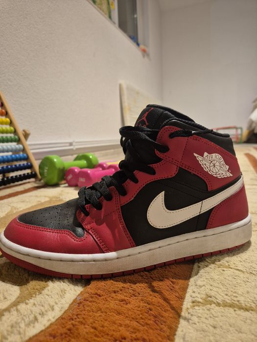 Jordan 1 mid pe rosu