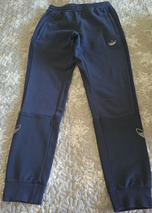 Дългоа долница adidas с лека вата.