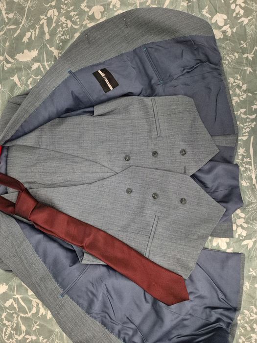 Два мужских костюма