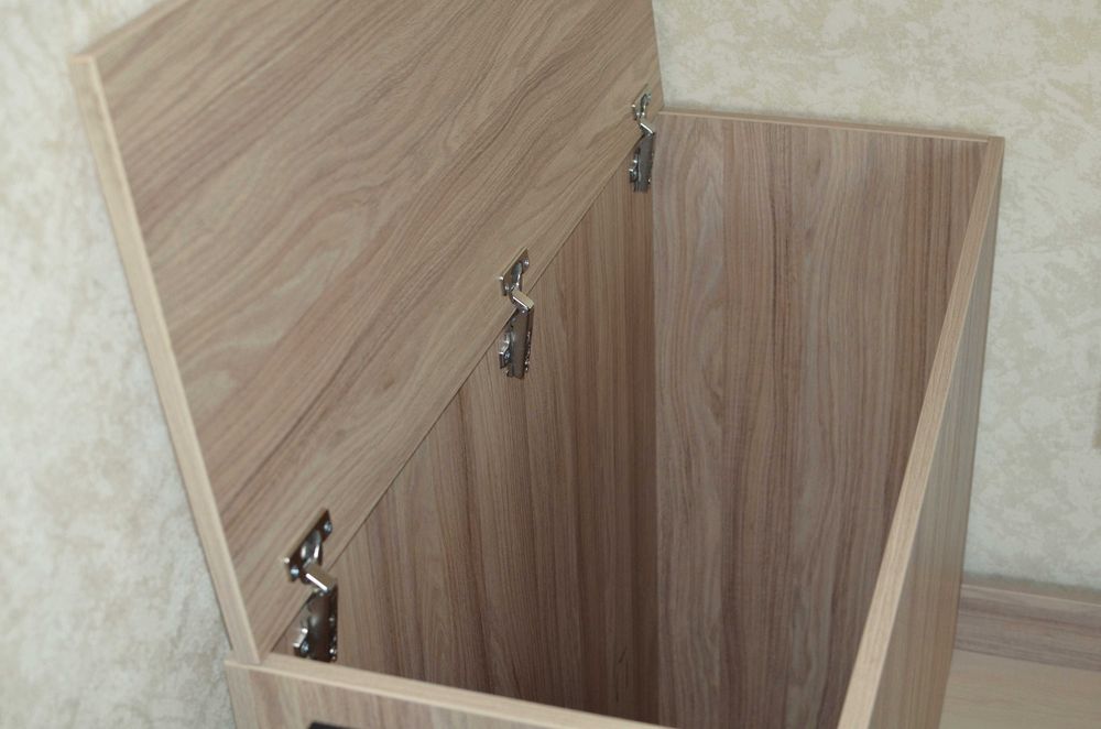 Кровать односпальная, стол письменный, тумбочка, полки для детской