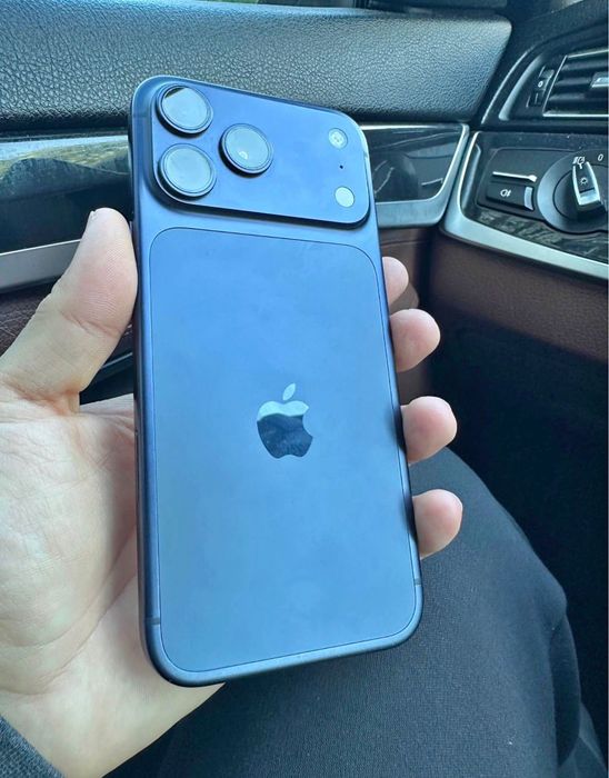 Vând iPhone 17 pro Max în stare impecabilă