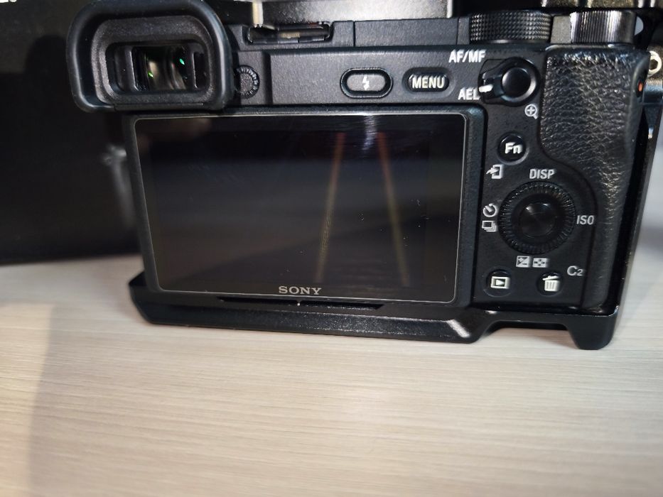 Sony a6400 +35мм 1.8 + клетка