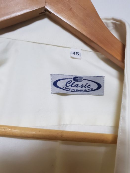 Cămăși de închid cu botoni