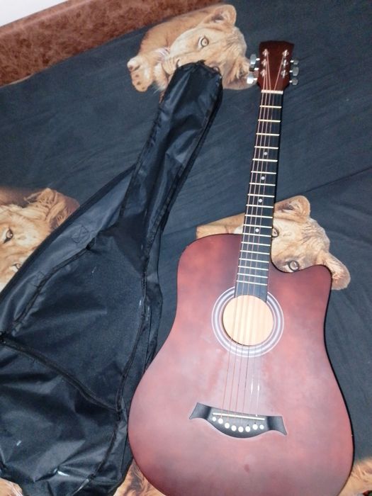 Гитара коричневый