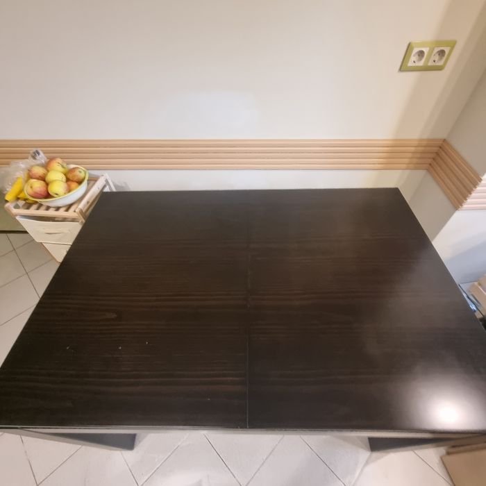 Масивна дървена маса