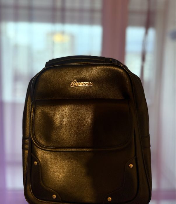 Кожена дамска чанта с ципове