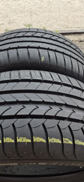 2 anvelope vara runflat Goodyear 275/40/19.Pretul este pe bucata.
