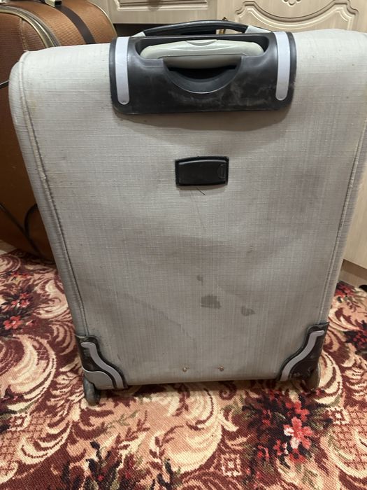 Чемодан большой, серого цвета