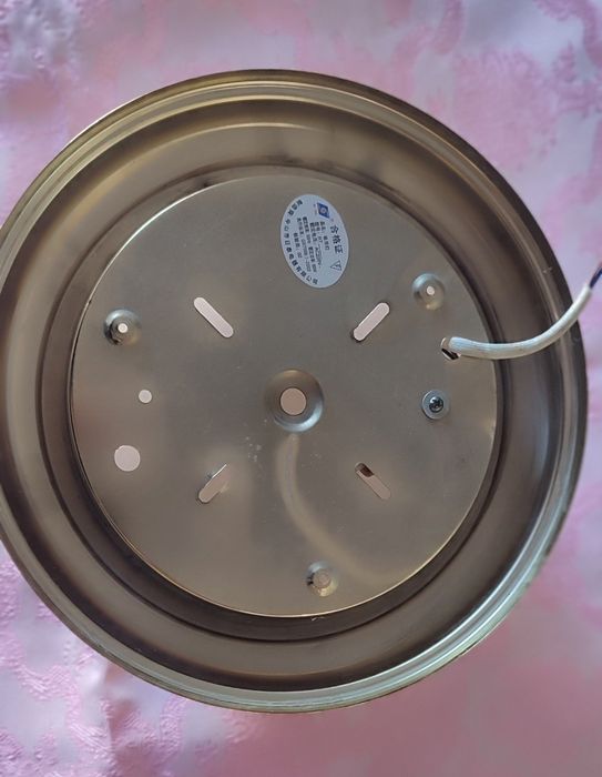 Продам потолочную люстру