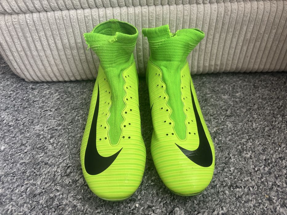 Продавам Бутонки Nike Mecurial Superfly V FG почти в чисто нов вид.Цената е 60€