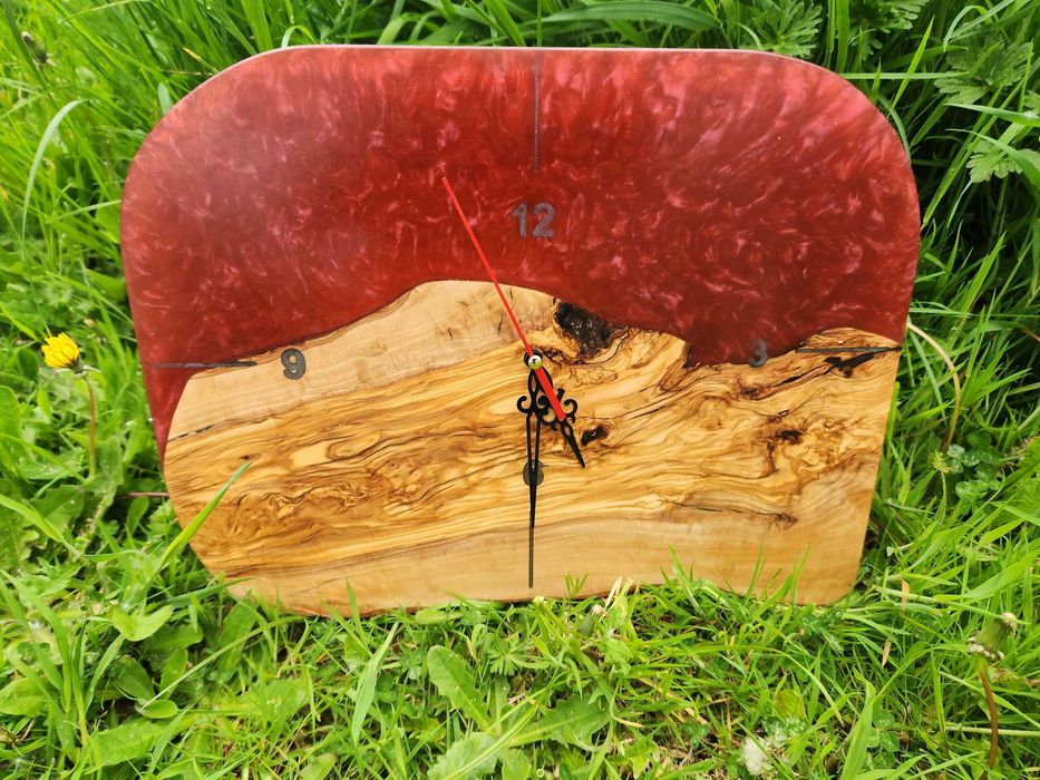 Стенен Часовник от епоксидна смола и маслина