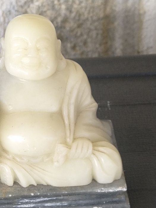 Продавам Китайска антикварна склуптура на щастливият Буда Нефритена