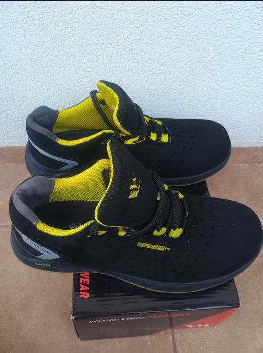 Bocanci cu bombeu metalic mărimea 44 impecabili