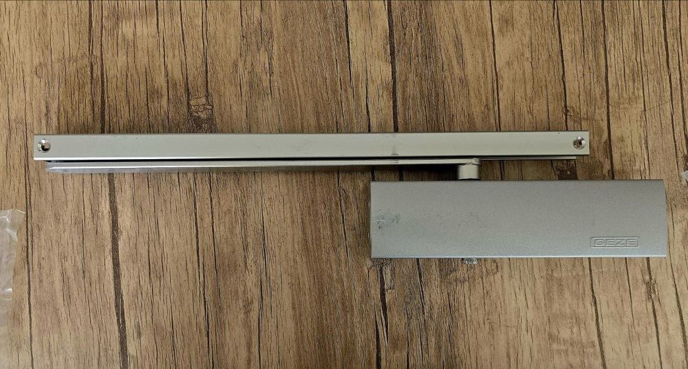 Дверной доводчик GEZE
5000 со слайдовой тягой
(скользящей шиной)