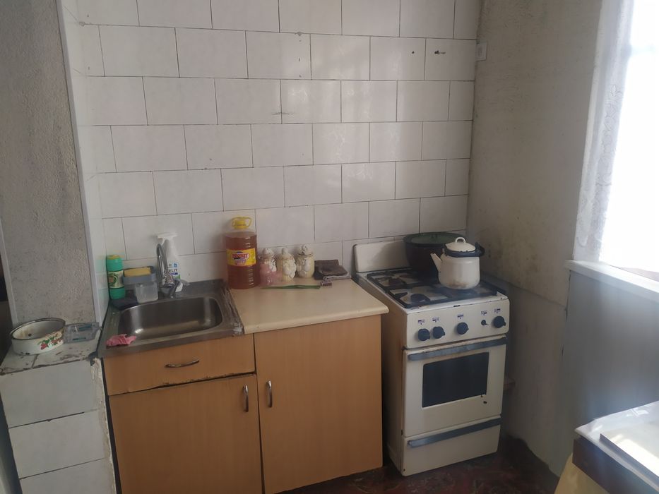 Продоетса квартира 4 комнатная  4 этаж  локатция отличная