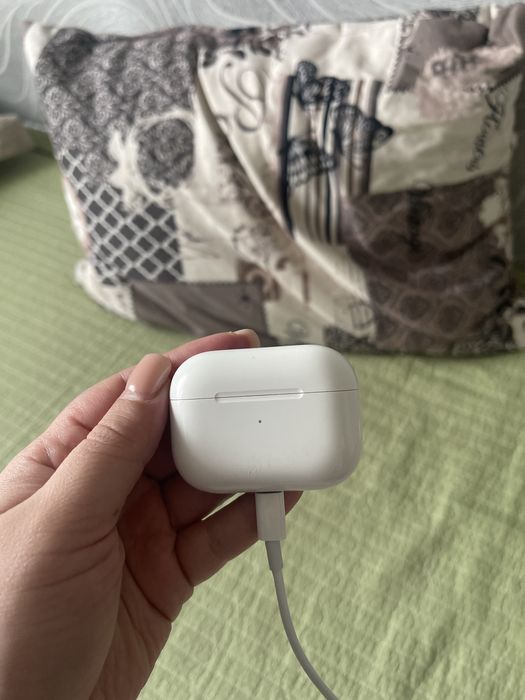 Airpods pro кейс и правый наушник