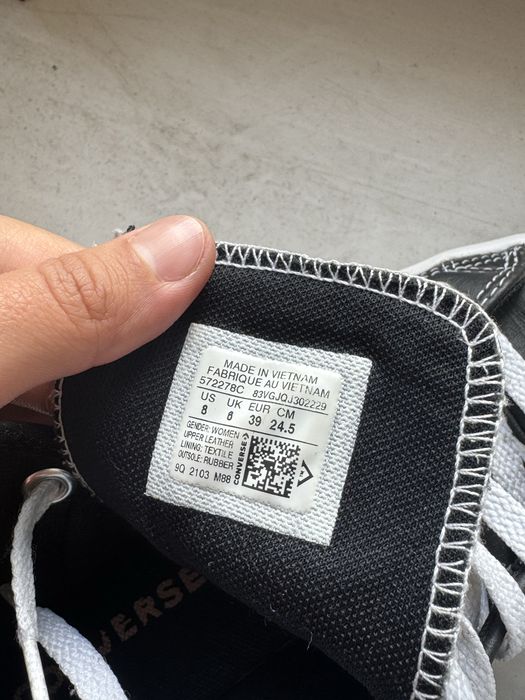 Продам converse. Внутри есть деффект.