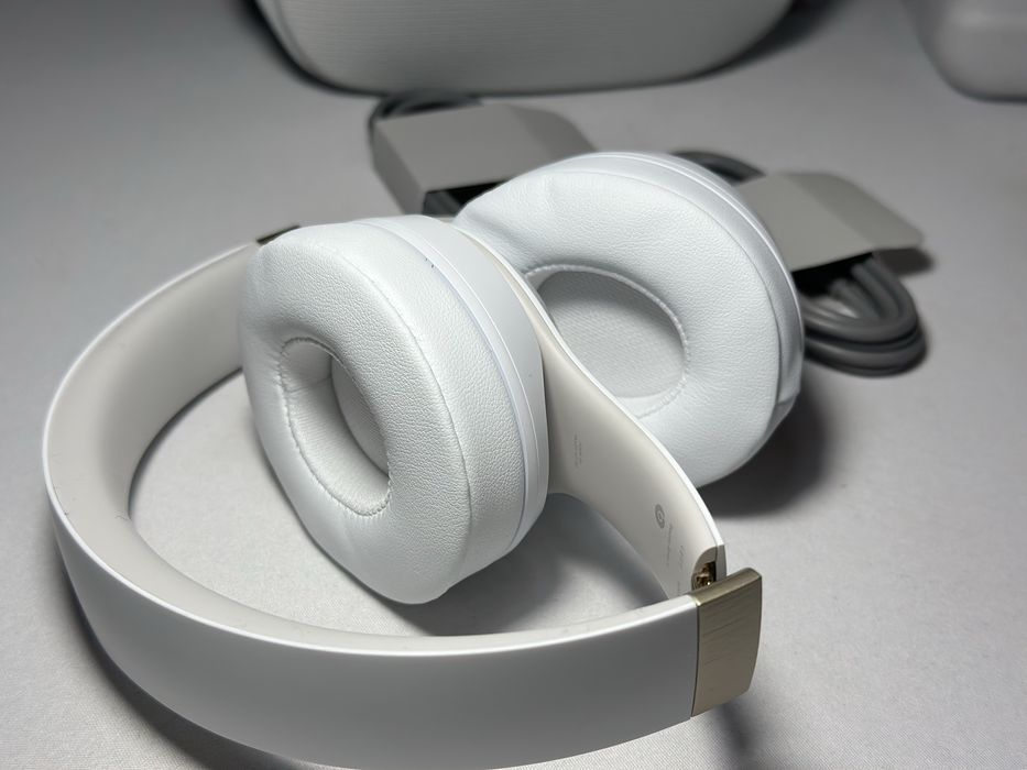 Beats solo 4 white