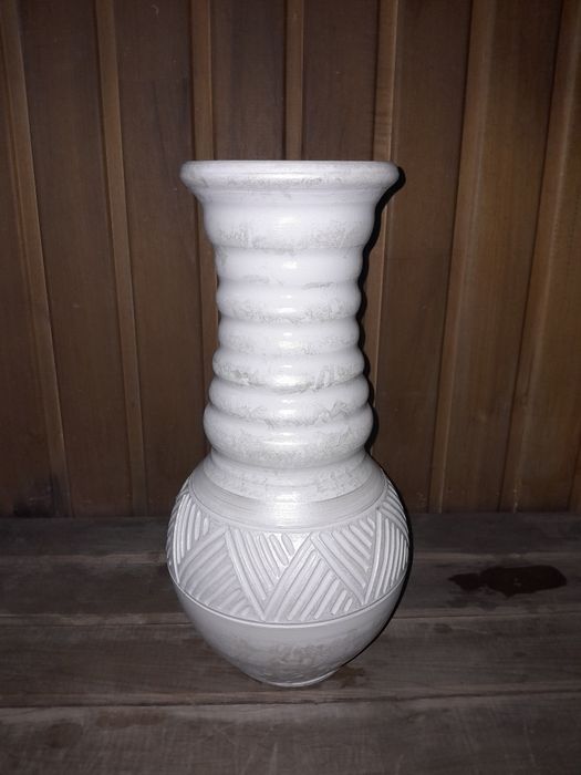 Керамическая ваза 15 000 теңге.