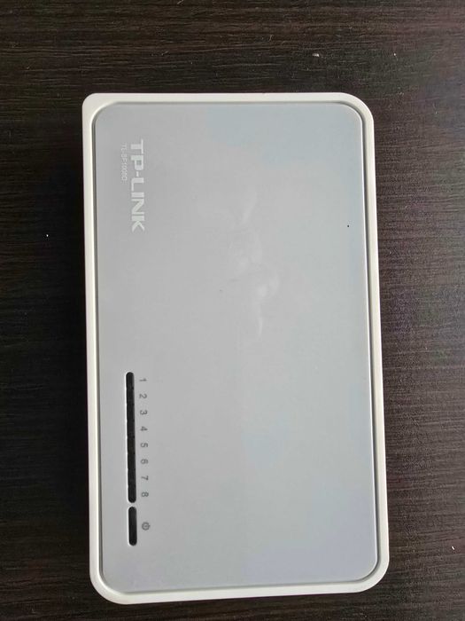 Безжичен рутер D - Link и Switch TP-link 8-портов