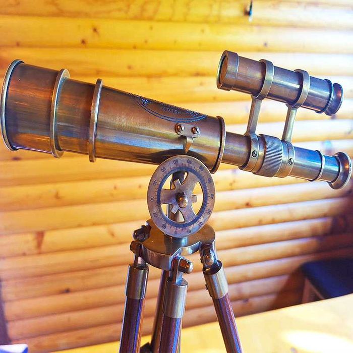 Далекоглед бронзов с античен дизайн и дървена тринога
