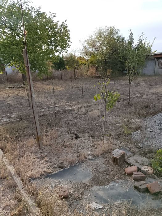 Продавам две дворни места на новите лозя