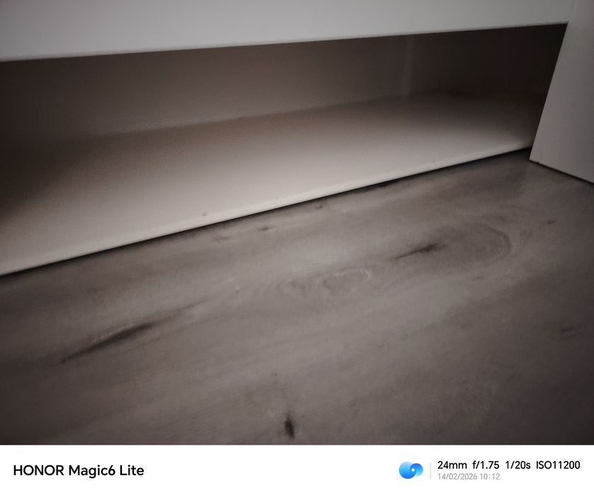 Pat supraetajat alb, cu înălțimea de 180 cm, lățimea de 100 cm și lung