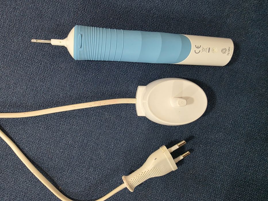 Periuța electrică braun cu încărcător fără vârf