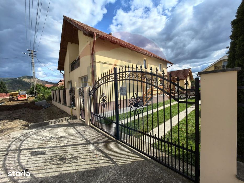Casă spațioasă cu garaje în Seini | De Vanzare |